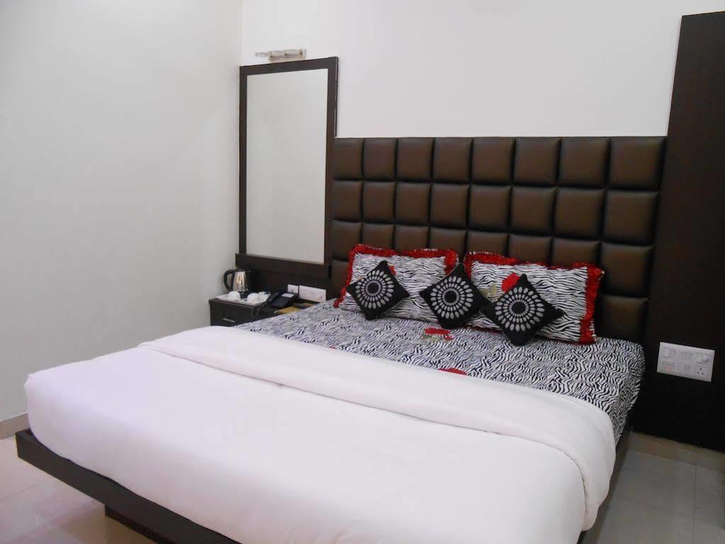 Hotel Madhushrie Agra  Esterno foto